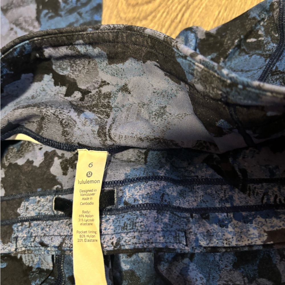 LULULEMON Speed Up Tight *Full-On Luxtreme 28"
Screen Camo Multi Size 6 - Picture 12 of 12